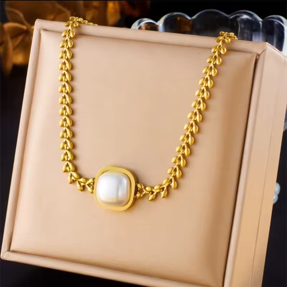 Chic 18k Gold plated stainless steel Necklace with Pearl Accent - Picture 5 of 7